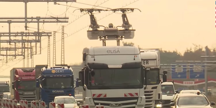 The Siemens eHighway on its first test in December 2018. YouTube/Hessen Mobil – Road and Traffic Management